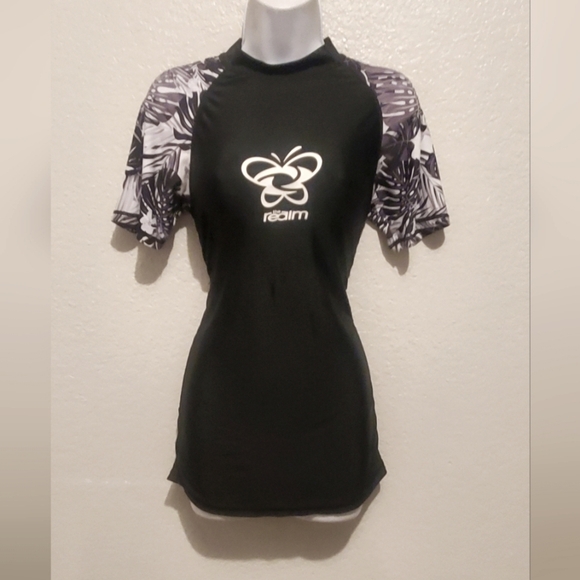 💚5/$25 The Realm Black Rash Guard Swim Surf Shirt Fitted Ruched PSize Medium - Picture 1 of 6